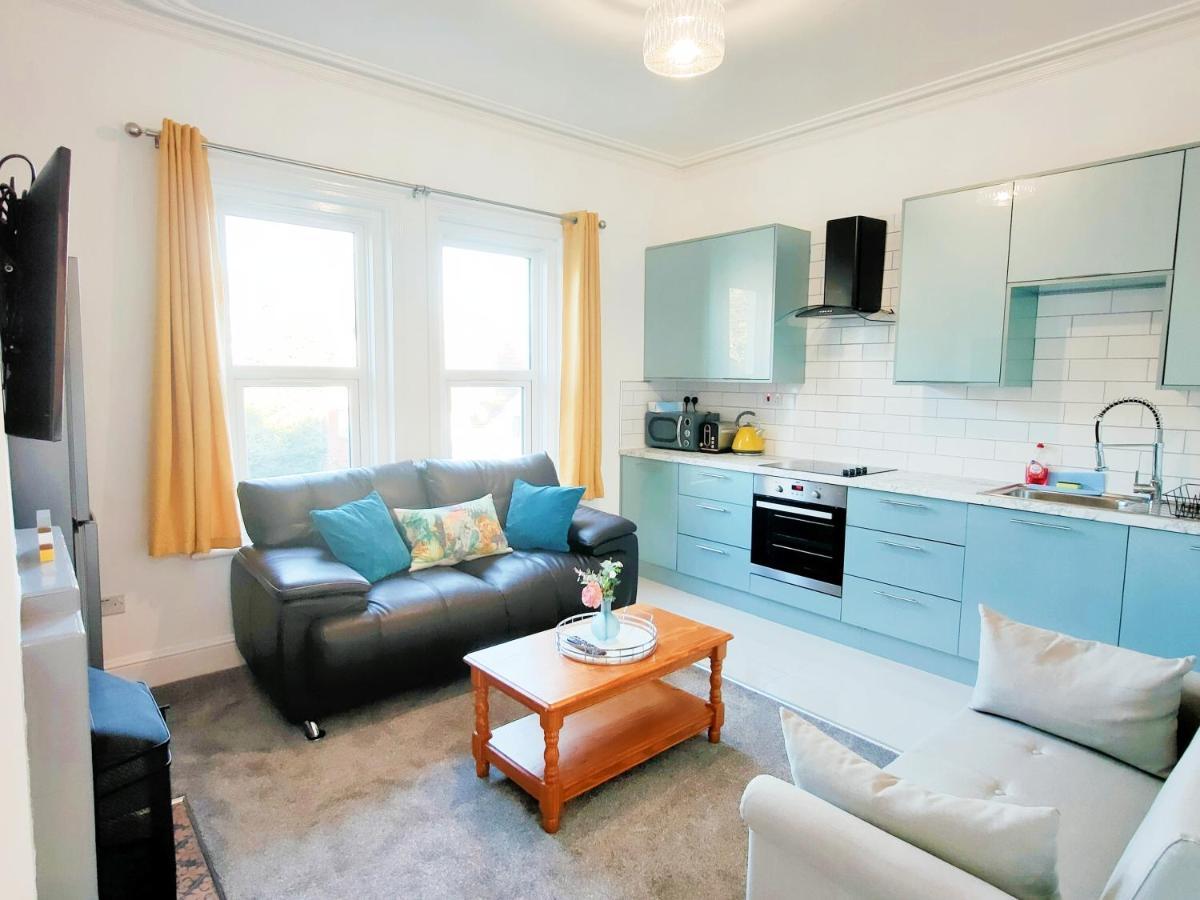 Flat-C, 4 Adults, 20 Mins To Beach, Netflix, Wifi, Sleeps 4 Adults Bournemouth Kültér fotó