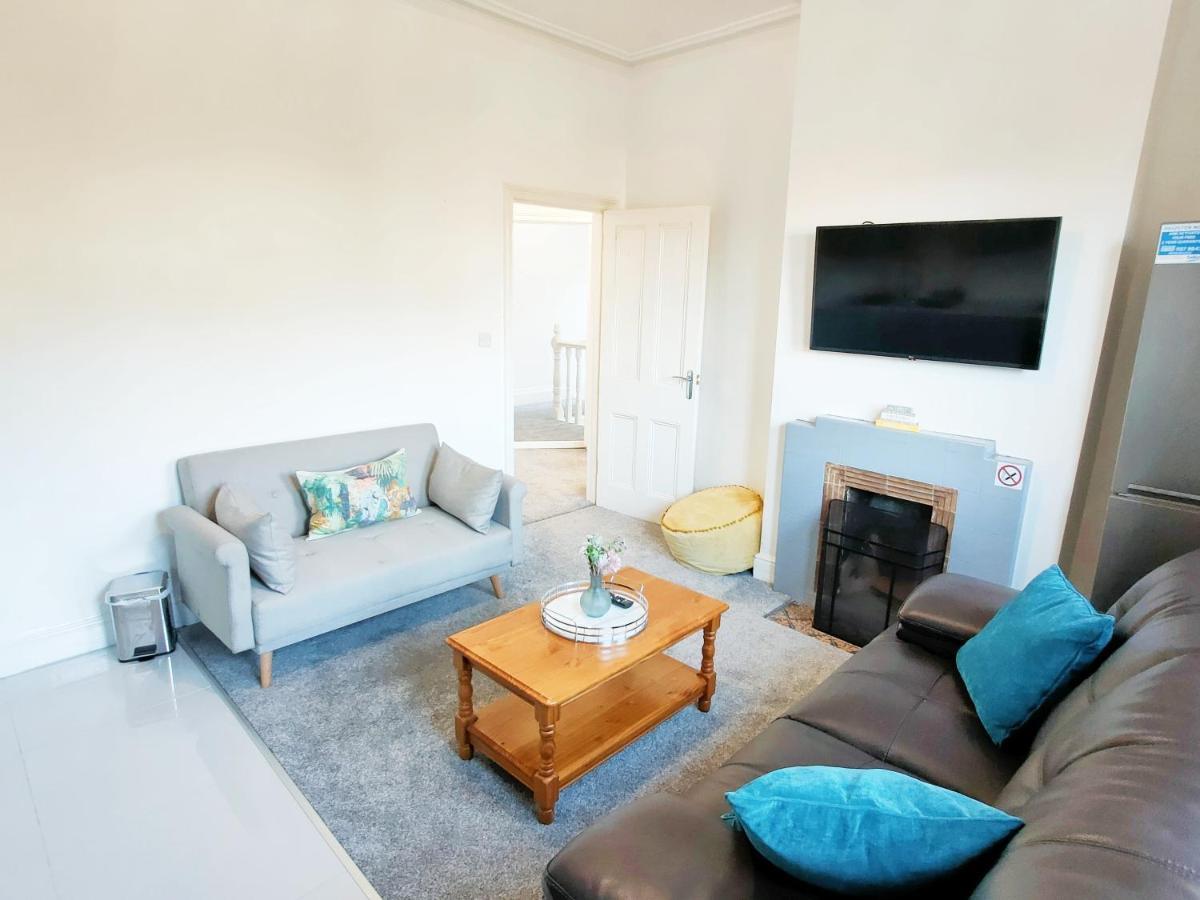 Flat-C, 4 Adults, 20 Mins To Beach, Netflix, Wifi, Sleeps 4 Adults Bournemouth Kültér fotó