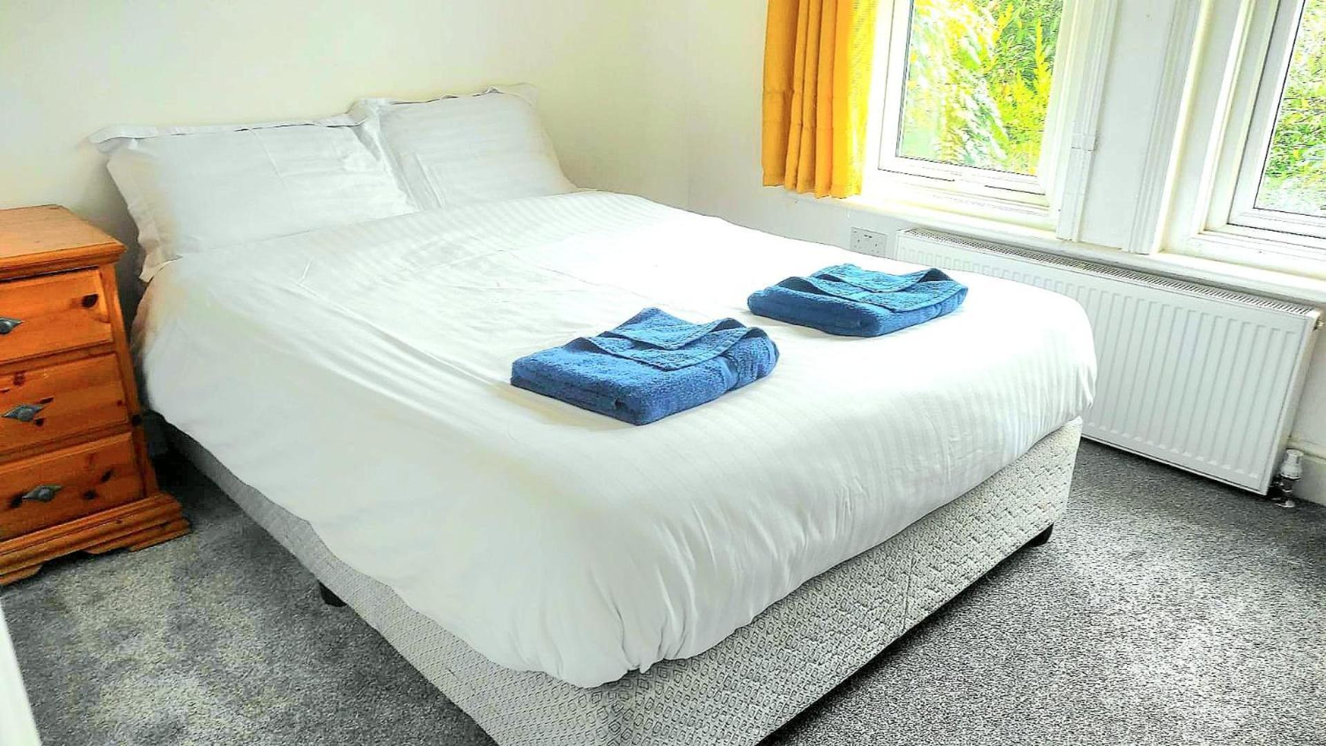 Flat-C, 4 Adults, 20 Mins To Beach, Netflix, Wifi, Sleeps 4 Adults Bournemouth Kültér fotó
